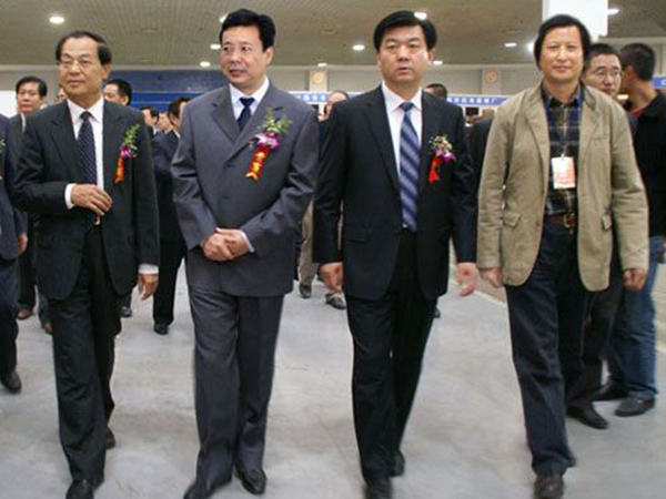 山東省委常委、省宣傳部長李群等領(lǐng)導(dǎo)參觀大型群雕《風(fēng)箏魂》