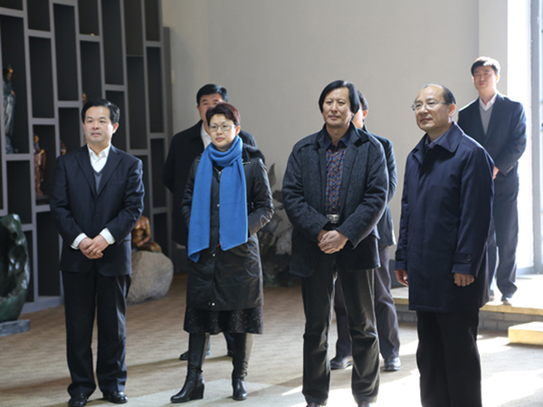 山東省人民政府副省長(zhǎng)季緗綺，省文化廳副廳長(zhǎng)胡上山，濰坊市人民政府副市長(zhǎng)王桂英等領(lǐng)導(dǎo)在臨朐縣委書記顧建華的陪同下來(lái)華藝雕塑視察指導(dǎo)并參觀華藝雕塑館，董事長(zhǎng)傅紹相介紹企業(yè)情況及雕塑藝術(shù)