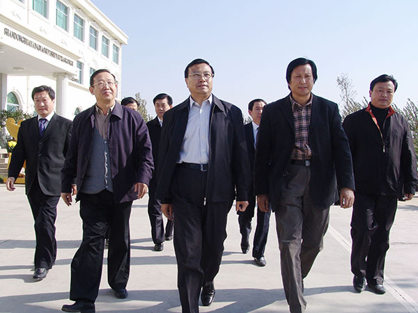中共山東省委常委、政法委書記才利民蒞臨華藝雕塑視察指導(dǎo)，傅紹相總經(jīng)理介紹雕塑藝術(shù)。