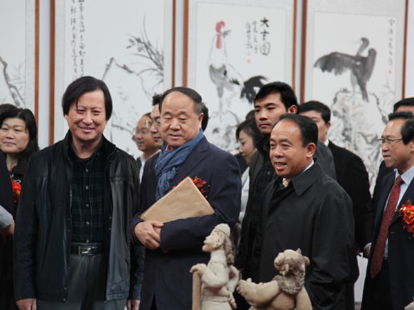 中國作家協(xié)會副主席、2012年度諾貝爾文學獎獲得者莫言與總經(jīng)理傅紹相在一起。
