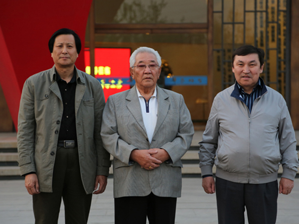 蒙古國前總理宮嘎·道爾基、現(xiàn)任議員巴克先生來華藝雕塑視察指導，并題字留念，及進行項目洽談合作等。傅紹相總經(jīng)理陪同參觀并向客人介紹雕塑藝術。