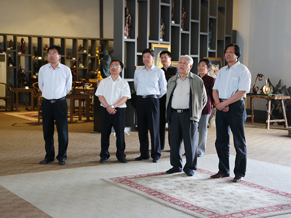 原中國人民解放軍海軍司令員石云生上將一行在濰坊原市人大副主任王永興、臨朐縣劉裕斌縣長的陪同下來華藝視察指導(dǎo)并題字留念，傅紹相總經(jīng)理向客人介紹雕塑藝術(shù)。