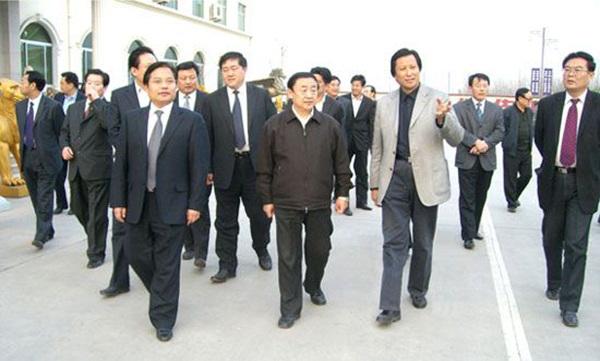 山東省委副書記、省長韓寓群、濰坊市委書記張新起一行蒞臨華藝雕塑參觀指導，傅紹相總經(jīng)理介紹雕塑藝術(shù)