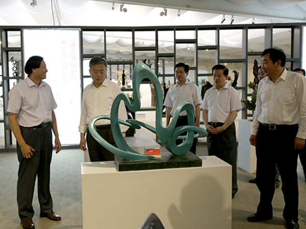 山東省委副書記，山東省人民政府郭樹清省長(zhǎng)，濰坊市委杜昌文書記，濰坊市劉曙光市長(zhǎng)等領(lǐng)導(dǎo)來華藝雕塑視察指導(dǎo)，臨朐縣委書記顧建華陪同參觀，傅紹相總經(jīng)理介紹企業(yè)情況及雕塑藝術(shù)。