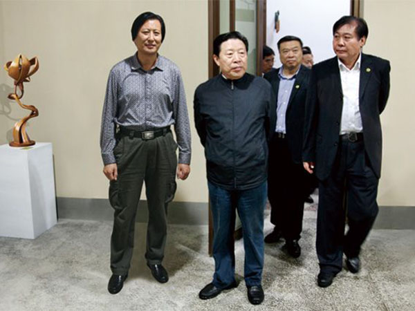 全國政協(xié)副主席、中國文聯(lián)主席孫家正在濰坊市政協(xié)主席趙興濤等領(lǐng)導陪同下參觀華藝雕塑坊茨小鎮(zhèn)雕塑館，孫主席對華藝雕塑給予高度評價，傅紹相總經(jīng)理介紹雕塑藝術(shù)