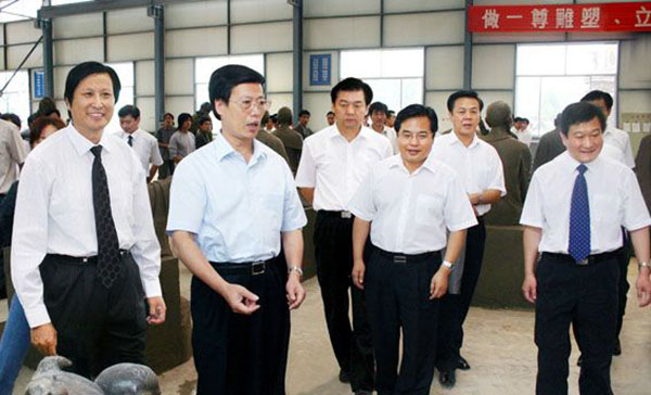 中央政治局常委、國(guó)務(wù)院副總理張高麗蒞臨華藝雕塑視察指導(dǎo)，傅紹相總經(jīng)理介紹雕塑藝術(shù)
