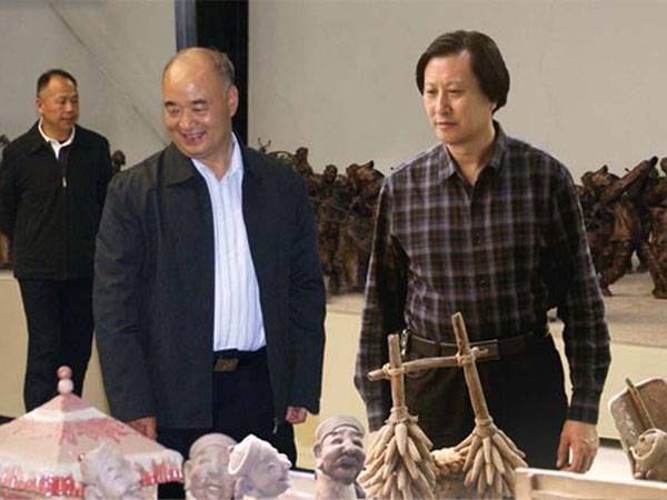 中央政治局委員、中央軍事委員會副主席許其亮來華藝雕塑視察指導(dǎo)，傅紹相總經(jīng)理介紹雕塑藝術(shù)