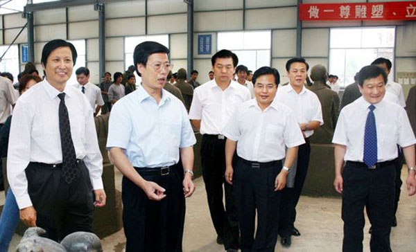 中央政治局常委、國務(wù)院副總理張高麗蒞臨華藝雕塑視察指導(dǎo)，傅紹相總經(jīng)理介紹雕塑藝術(shù)