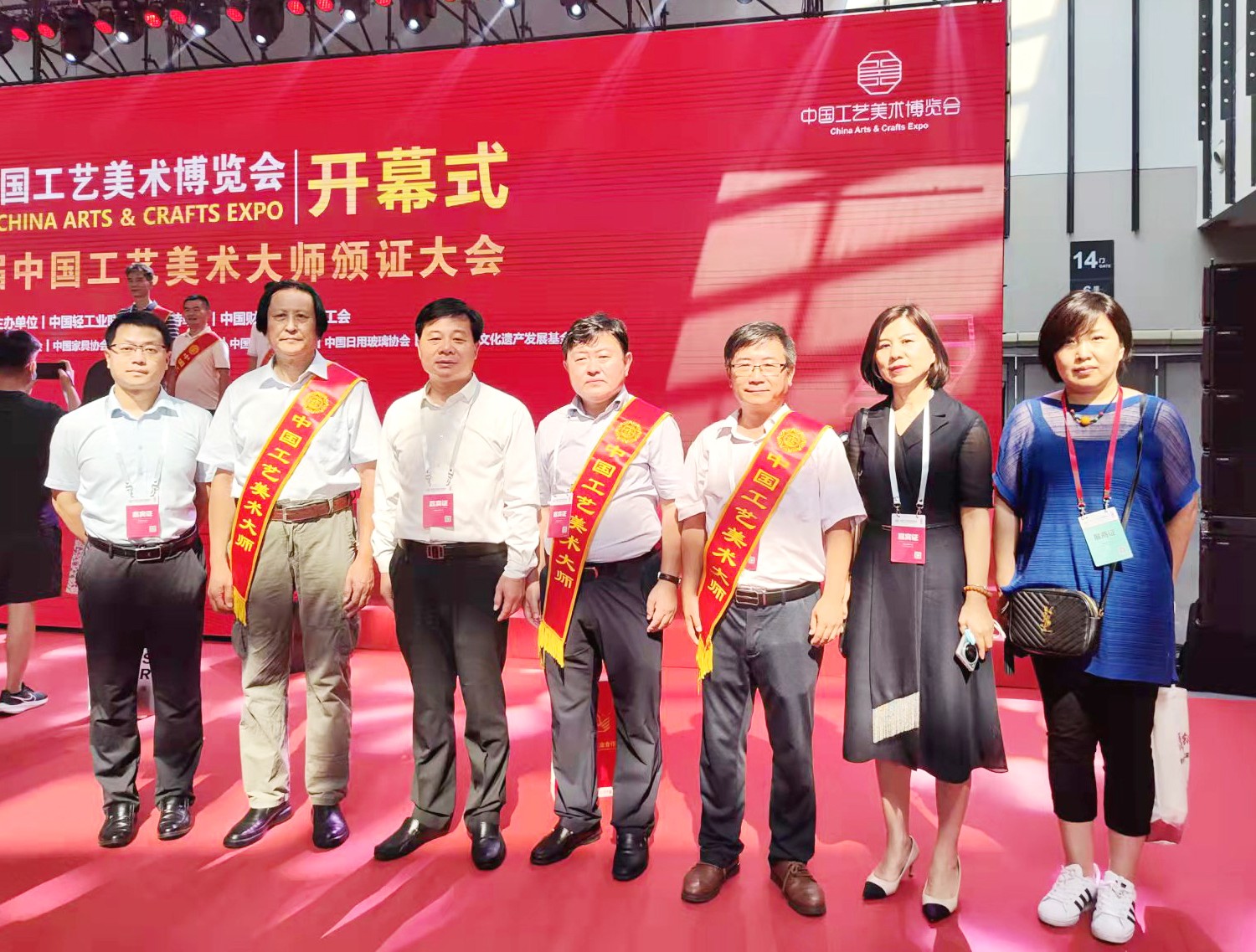 7山東省輕工集體企業(yè)聯(lián)社黨組書(shū)記、理事會(huì)主任王哲軍和山東省工藝美術(shù)協(xié)會(huì)會(huì)長(zhǎng)袁敏